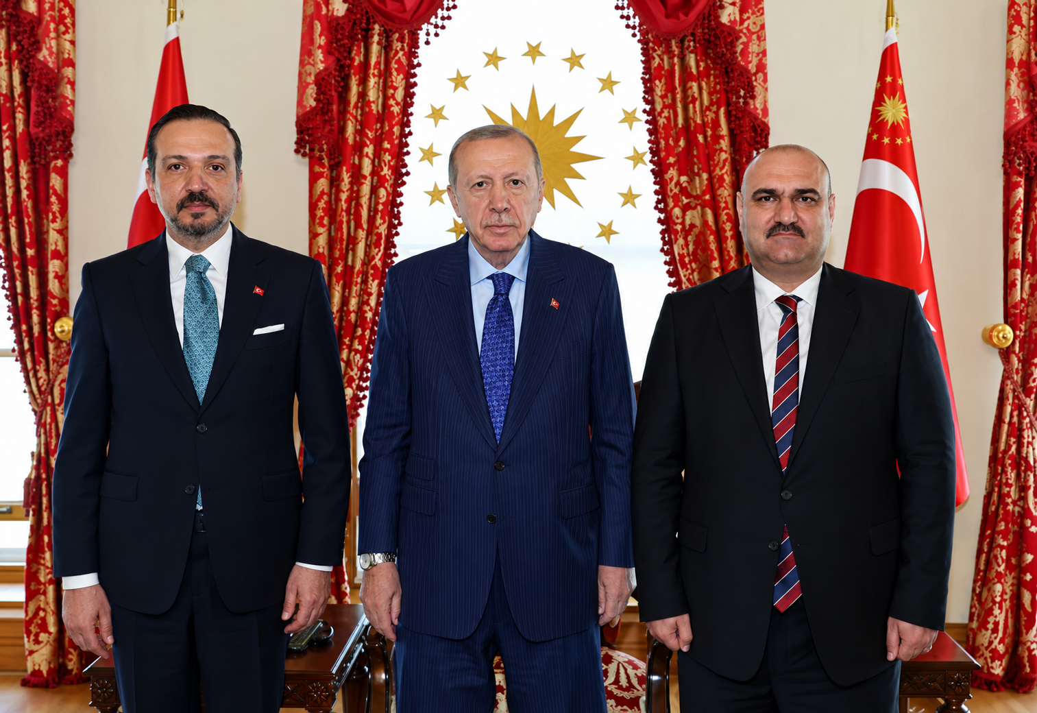 Resmî Portre_ Üç Adam ve Bayraklar.png