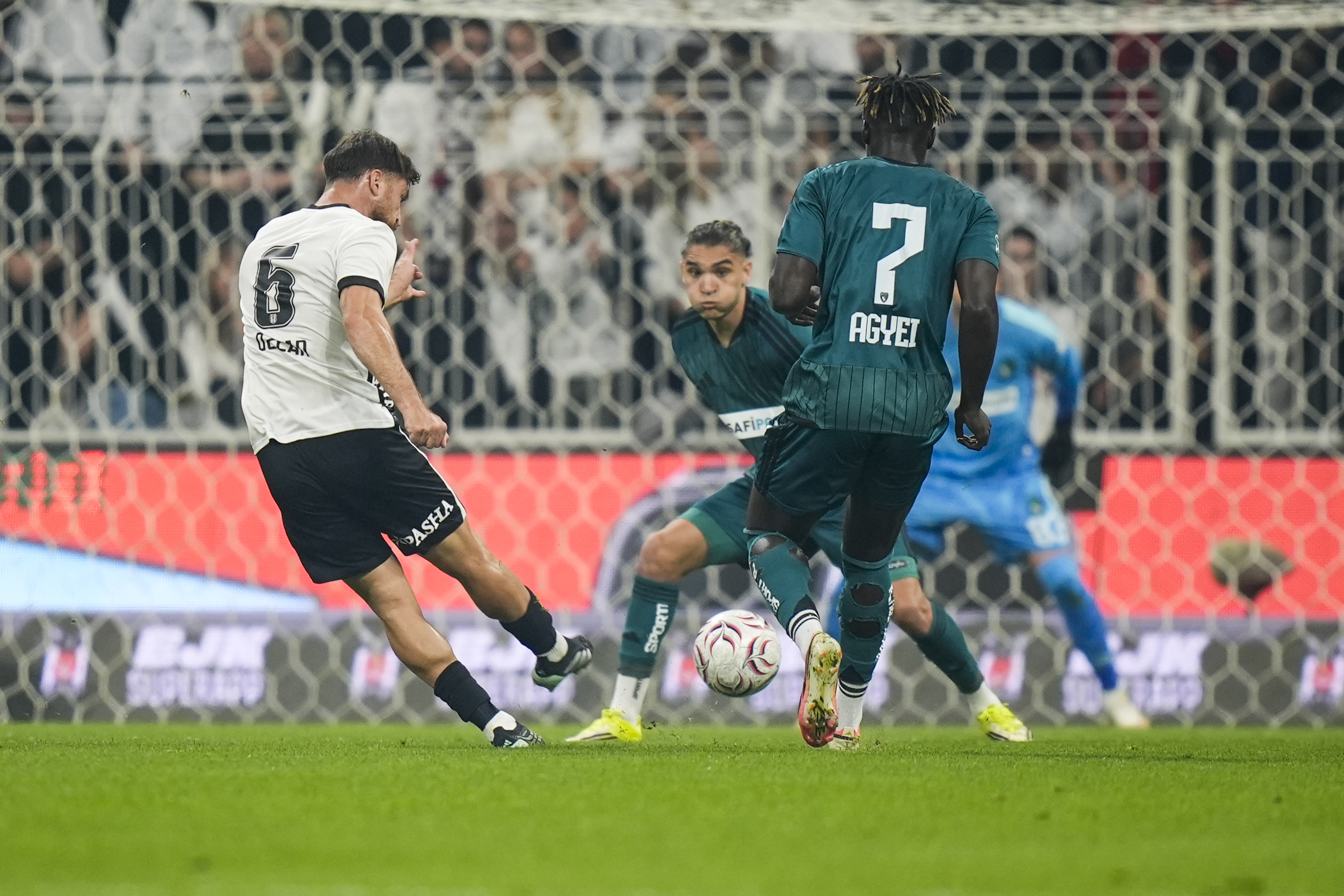 Beşiktaş, Kocaelispor'u 2-1 yenerek Dolmabahçe'de 3 puanı aldı