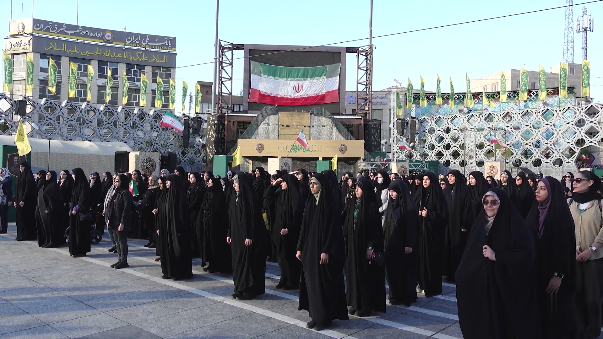 نساء مشاركات في التدريبات يصطففن في الميدان بطهران