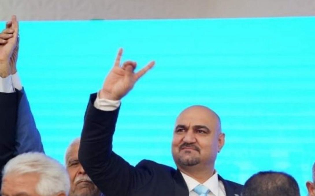 Muhammed Seman Ağa, bozkurt işareti yaparken