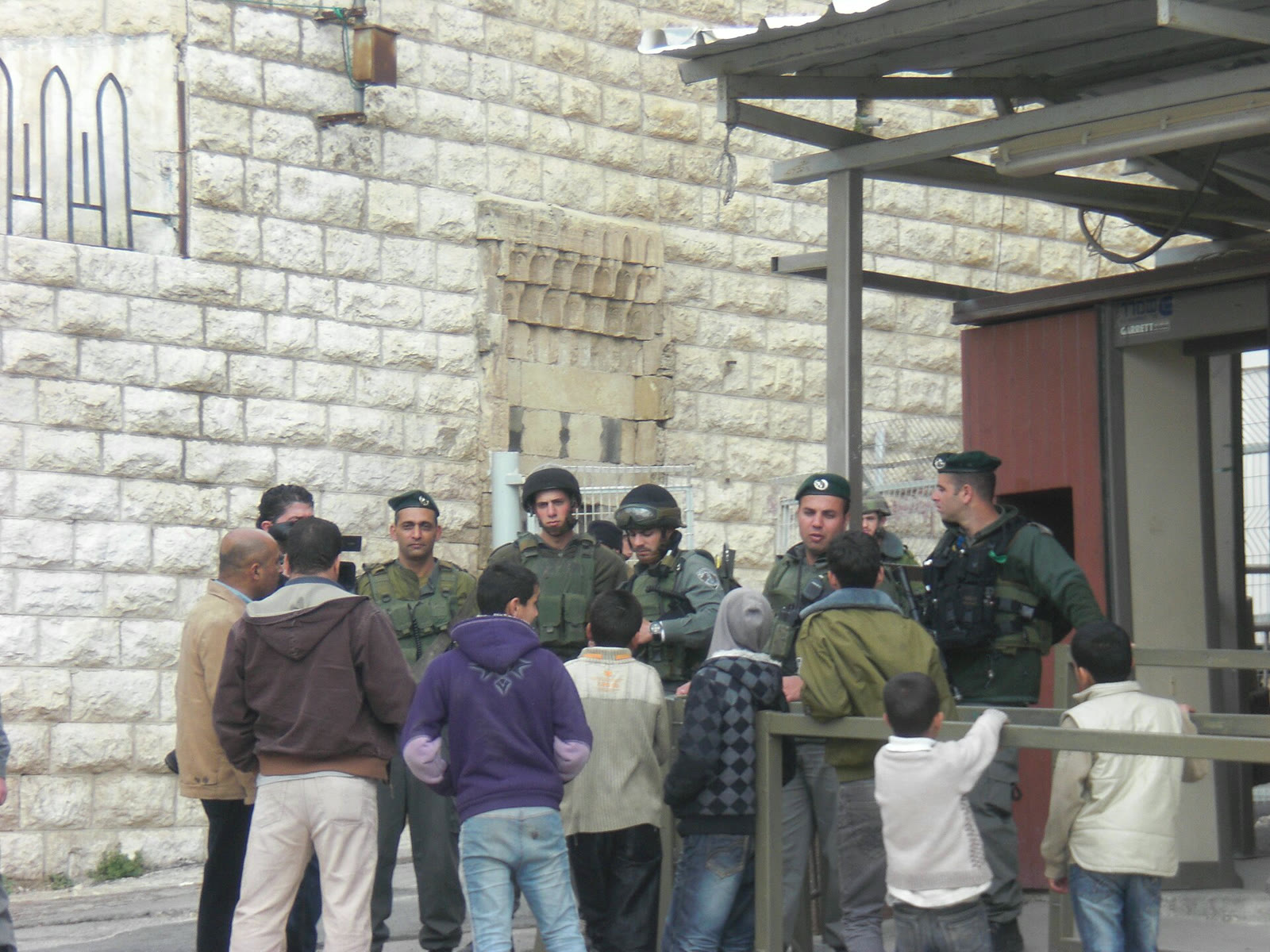 An Israeli checkpoint at the entrance to the Ibrahimi Mosque (archive)