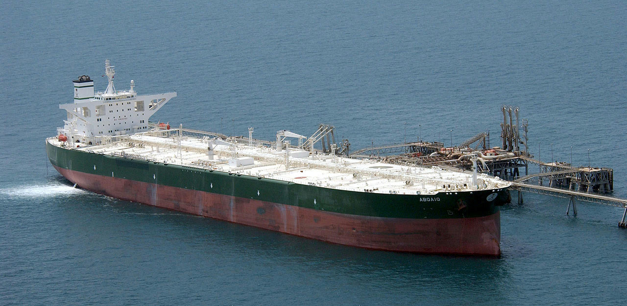 Bir petrol terminalinde yükleme yapan tanker (arşiv)