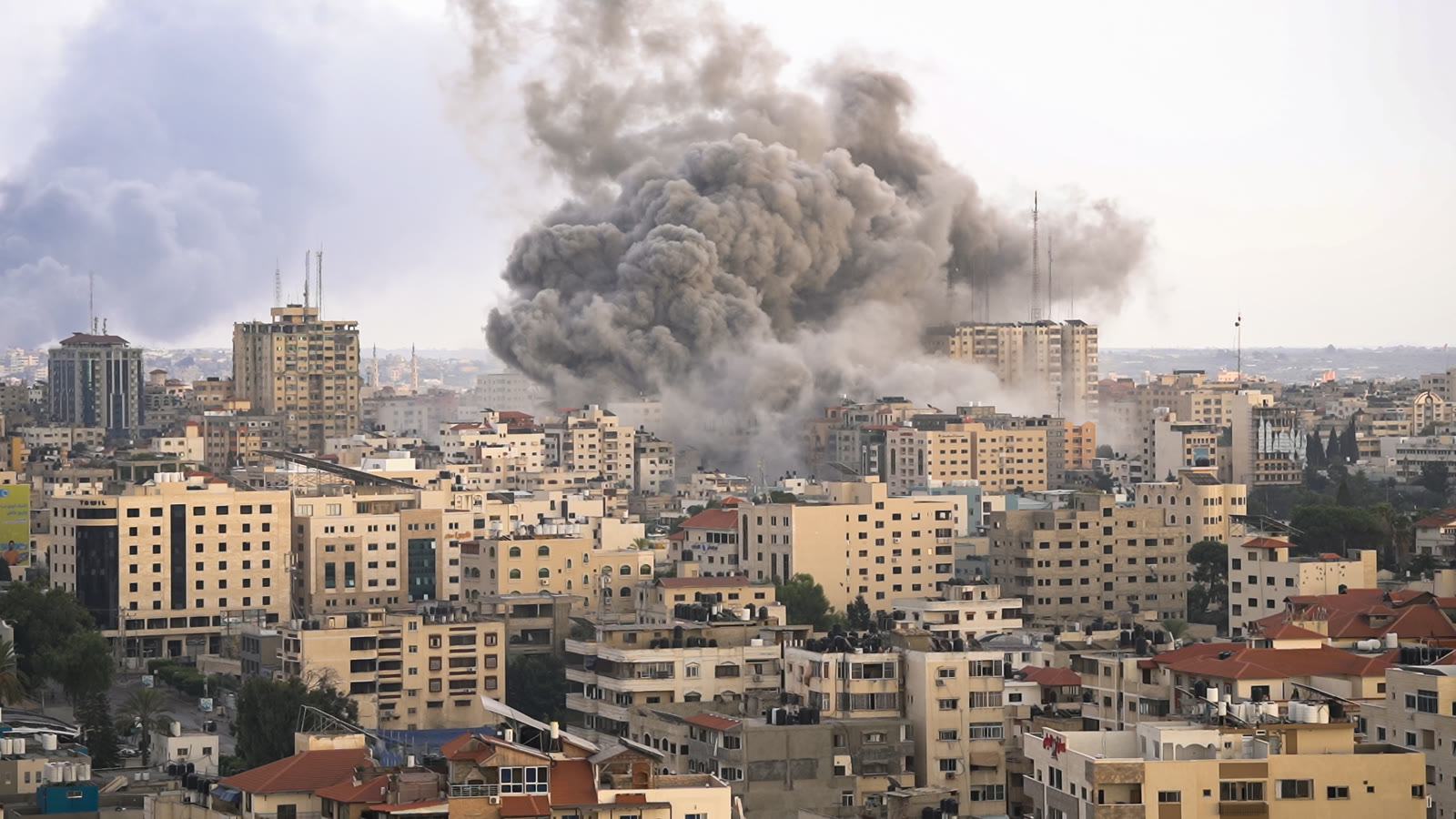 Smoke rising over Gaza City after an Israeli attack (archive)