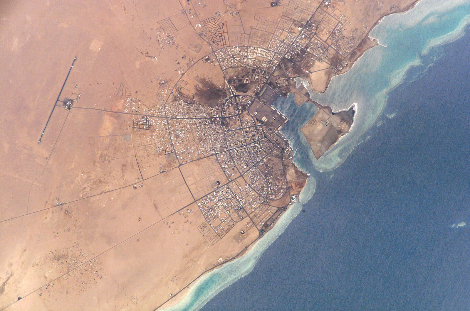 Kızıldeniz kıyısındaki Yanbu'nun uzaydan görünümü (arşiv)