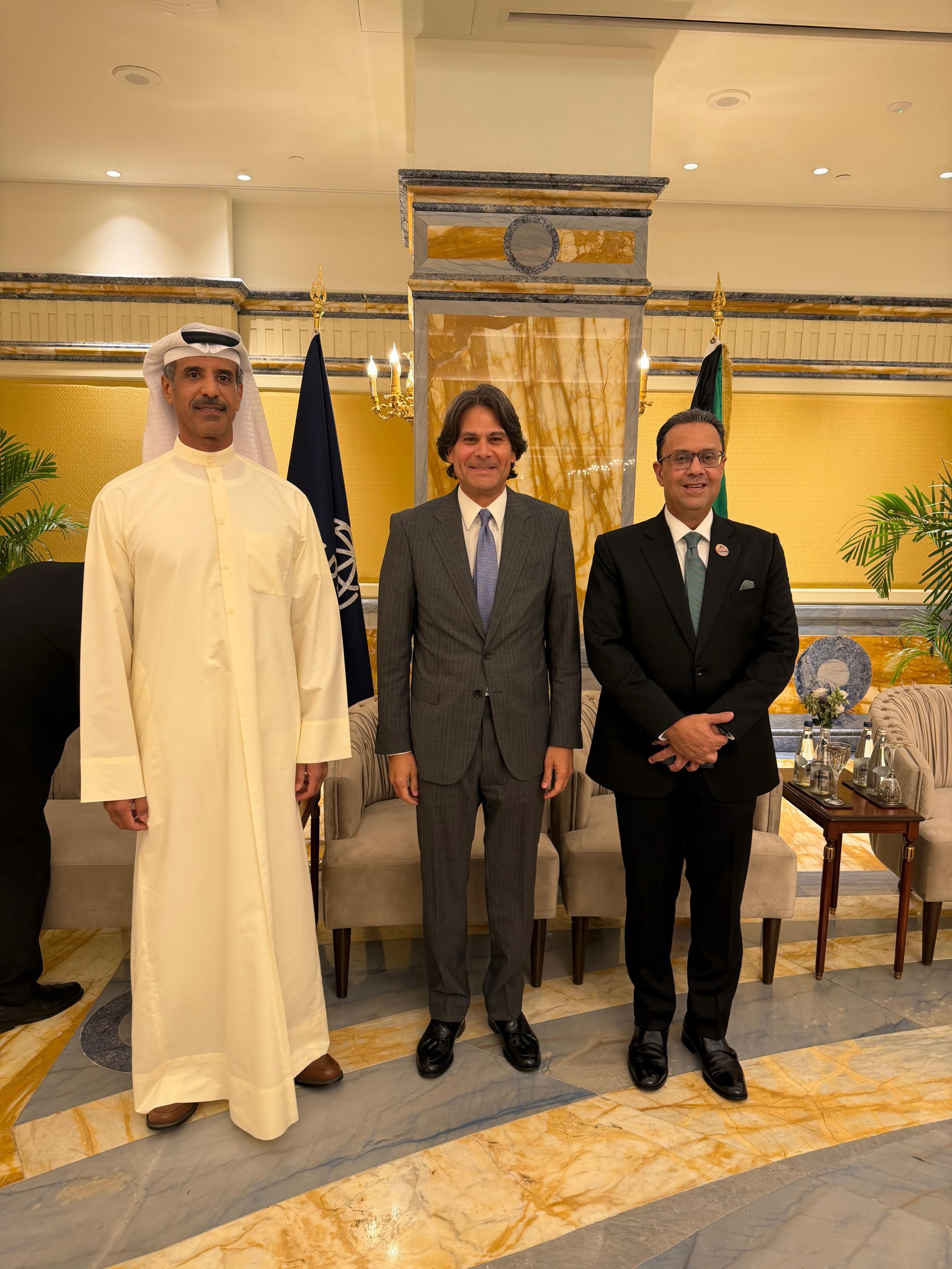 السفير جان أوغوز في ديوانية مكتب البنك الدولي في الكويت