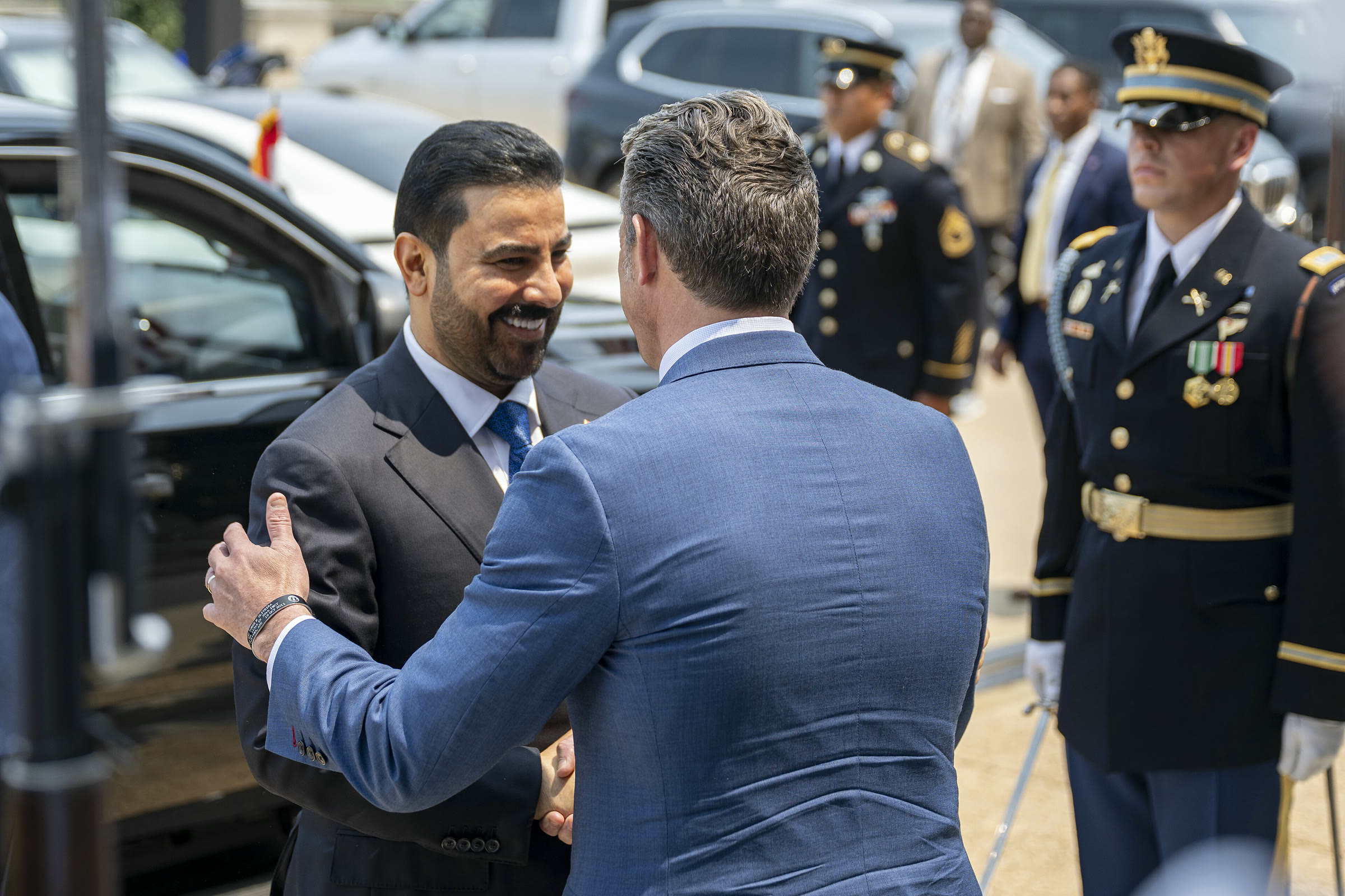 Irak Başbakanı Ali Zeydi, ABD ziyaretinde Pete Hegseth tarafından karşılanırken (arşiv)