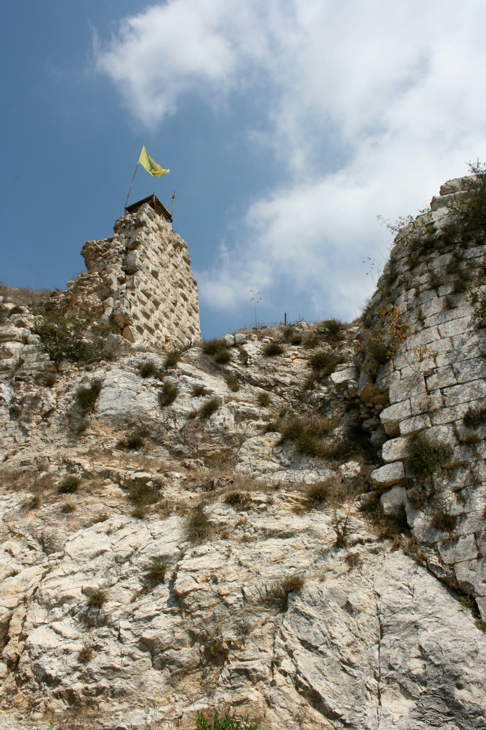 علم حزب الله على قلعة الشقيف جنوبي لبنان (أرشيف)