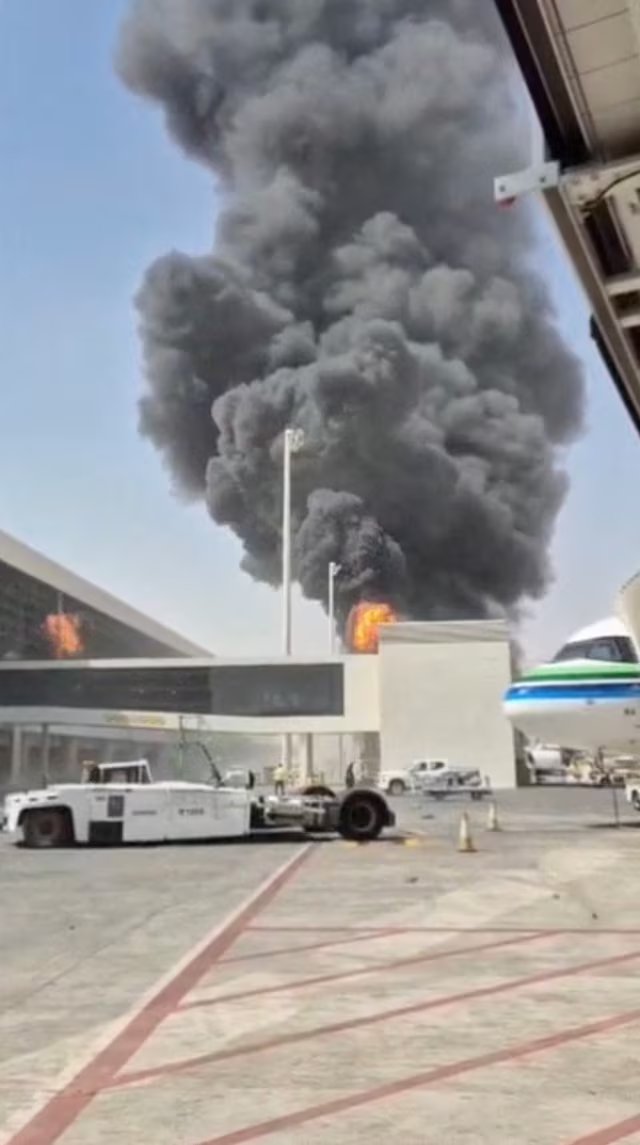 دخان أسود يتصاعد فوق مطار الملك خالد الدولي في الرياض بعد الهجوم