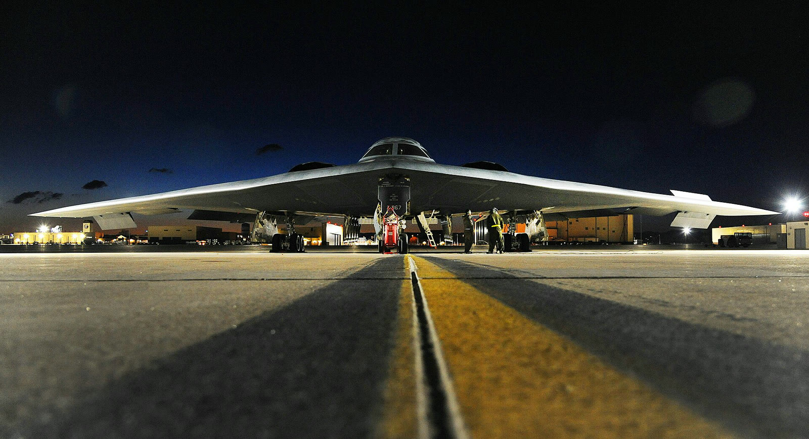 Gece pistte bekleyen bir B-2 Spirit bombardıman uçağı (arşiv)