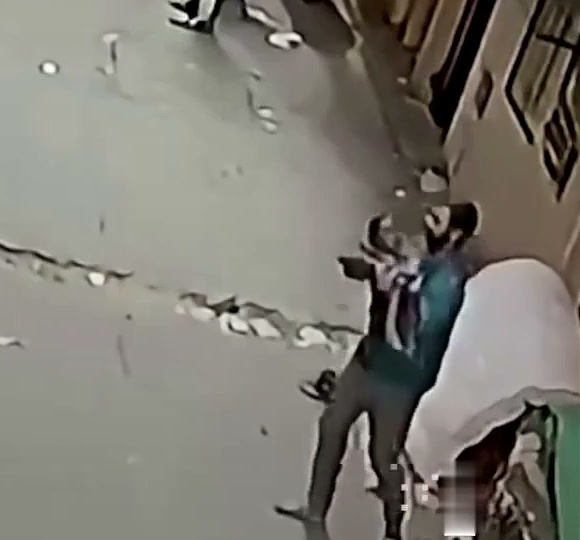 الشاب يحمل الطفل الذي أنقذه