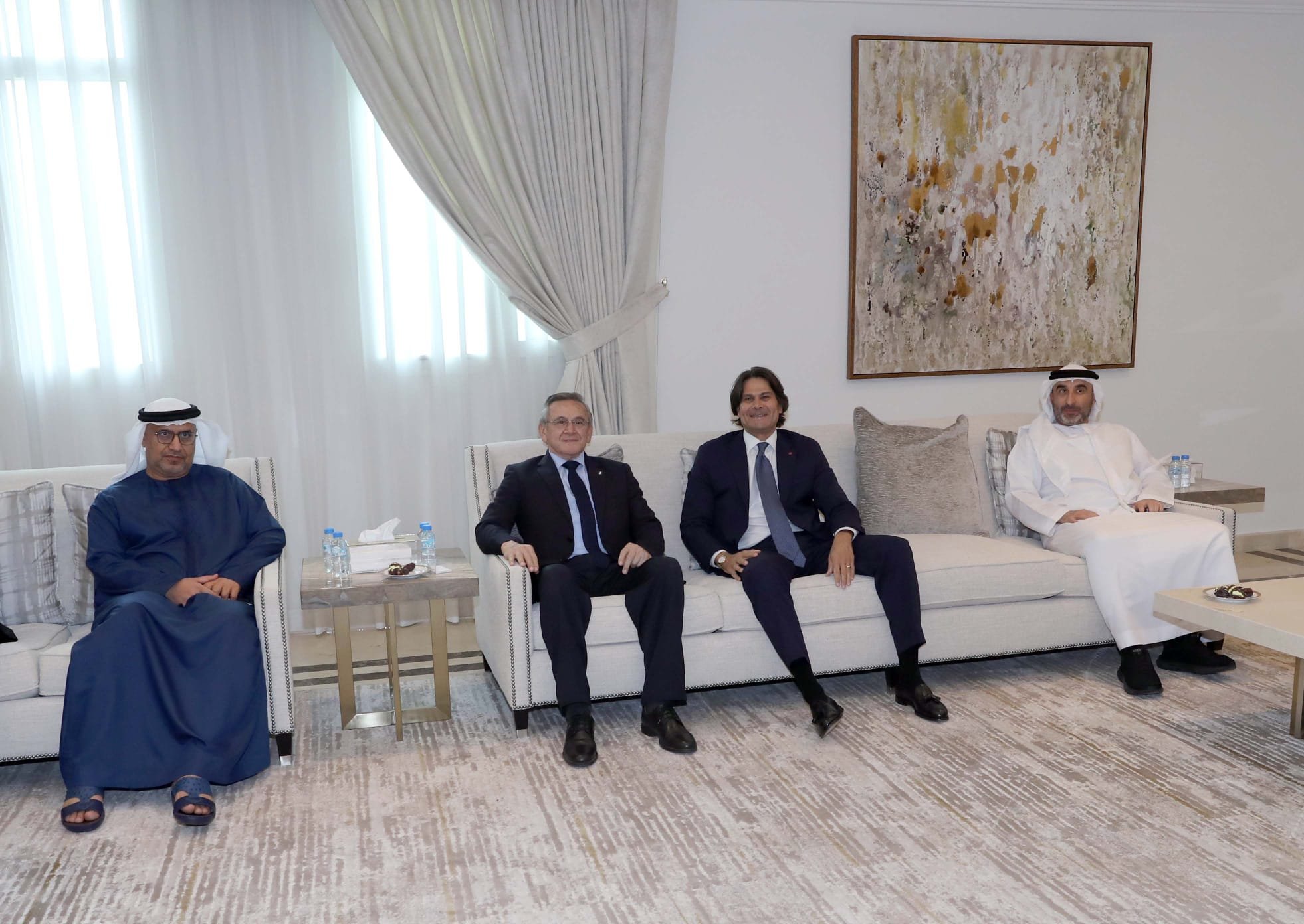 جانب من مأدبة الغداء التي أقامها السفير الإماراتي للسفراء الجدد في الكويت