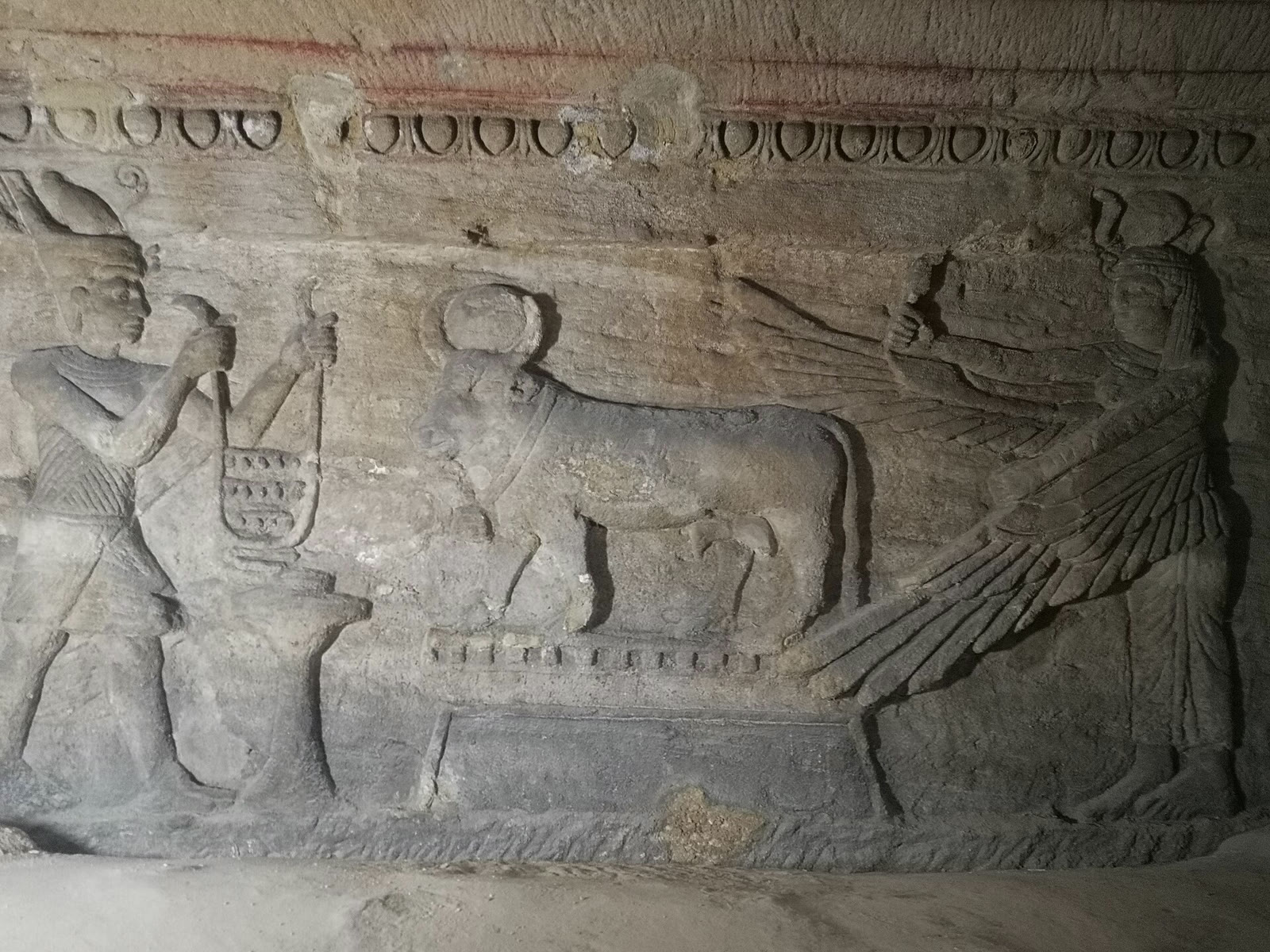 Kom eş-Şukafe mezarlarındaki kabartmalardan biri