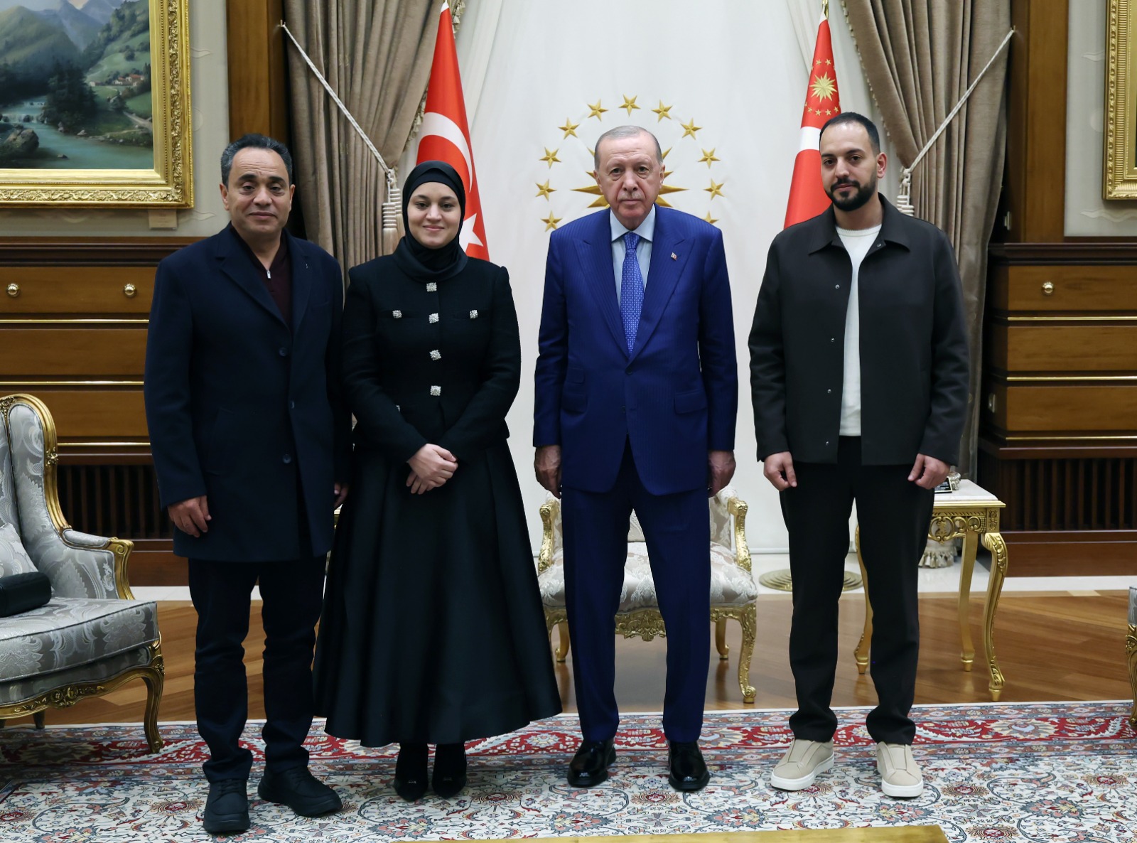 الرئيس أردوغان مع عائلة الطفلة هند رجب