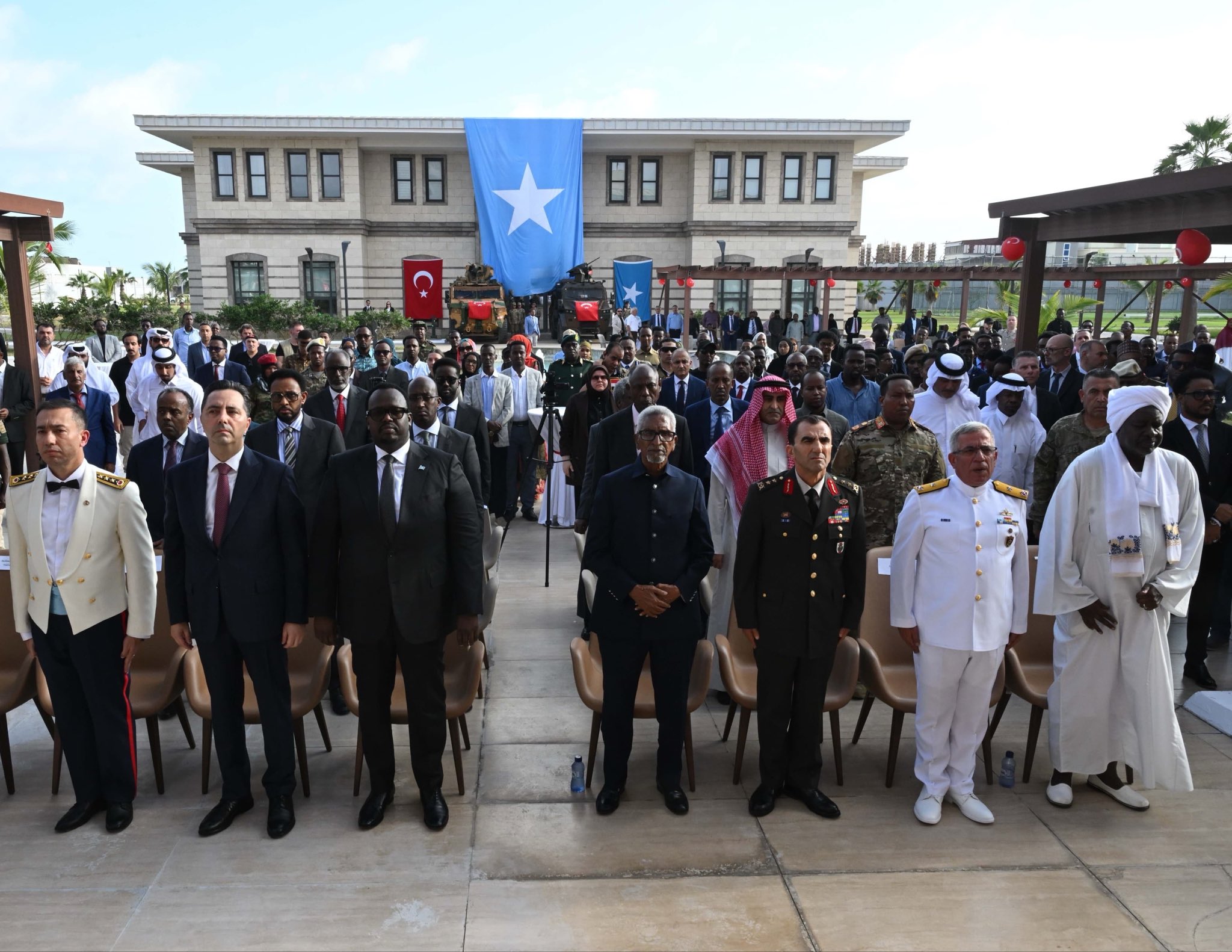 Mogadişu’daki Türk Büyükelçiliğinde Cumhuriyet Bayramı resepsiyonu sırasında Somalili yetkililer, Türk askeri komutanlar ve konuklar