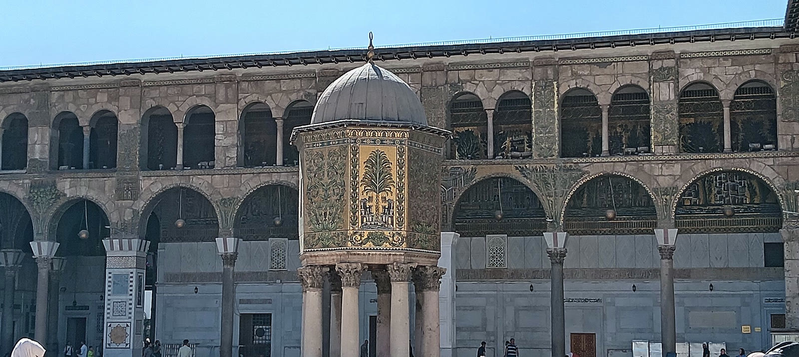 مشهد من صحن الجامع الأموي