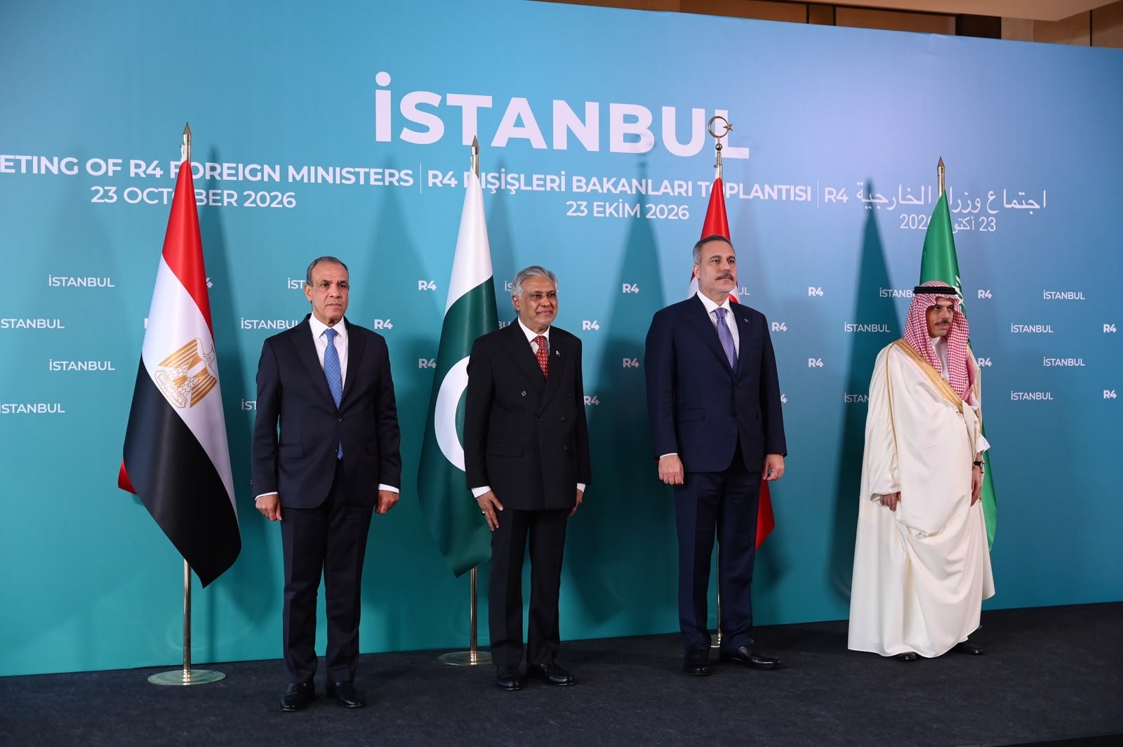 İstanbul'da dört ülkenin dışişleri bakanları toplu fotoğrafta