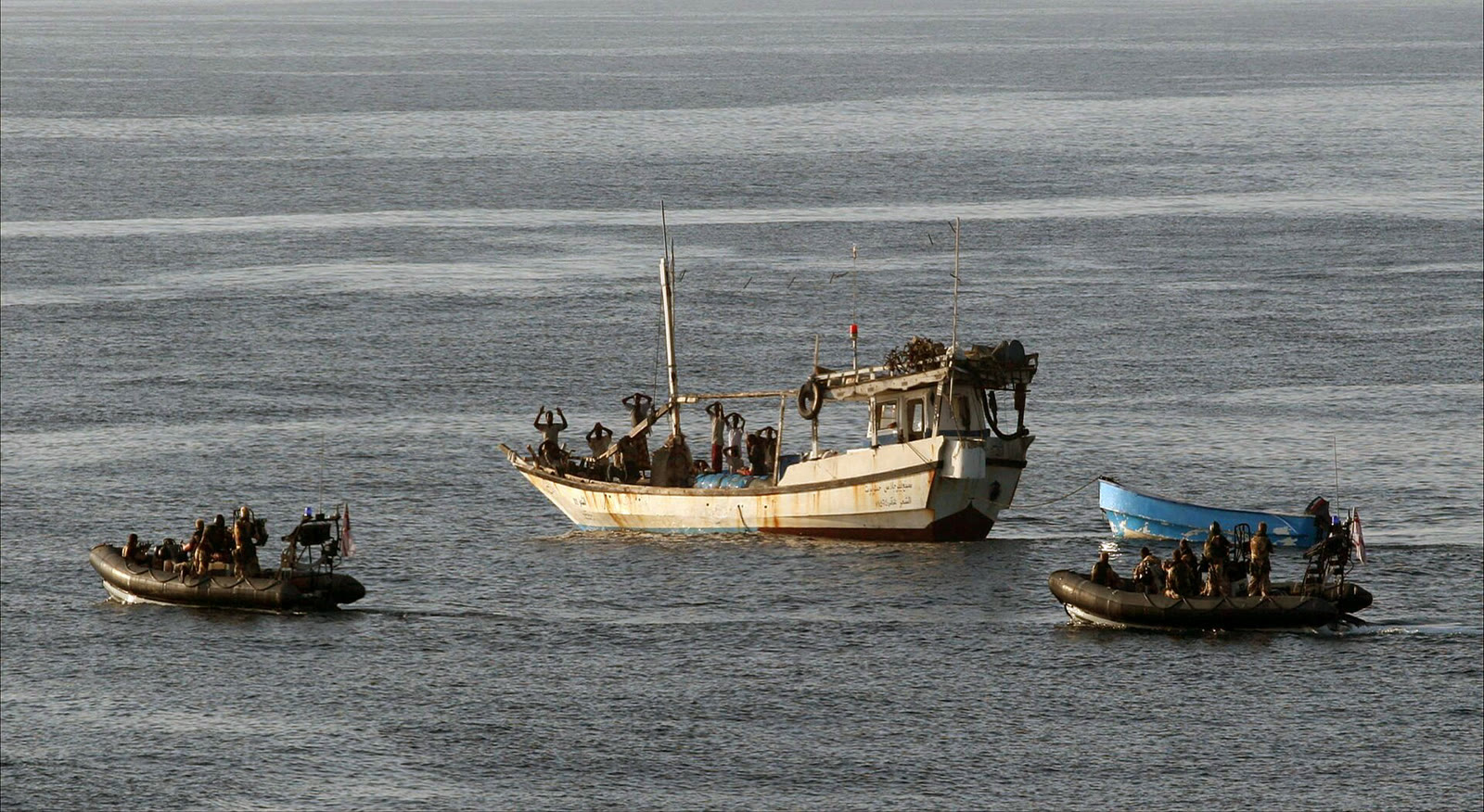 Aden Körfezi'nde İngiliz deniz piyadelerine teslim olan Somalili korsanlar, 2008 (arşiv)