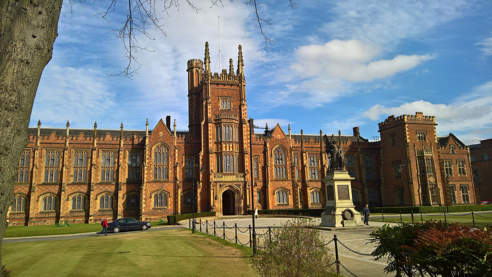 Belfast’taki Queen’s Üniversitesi’nin Lanyon binası (arşiv)