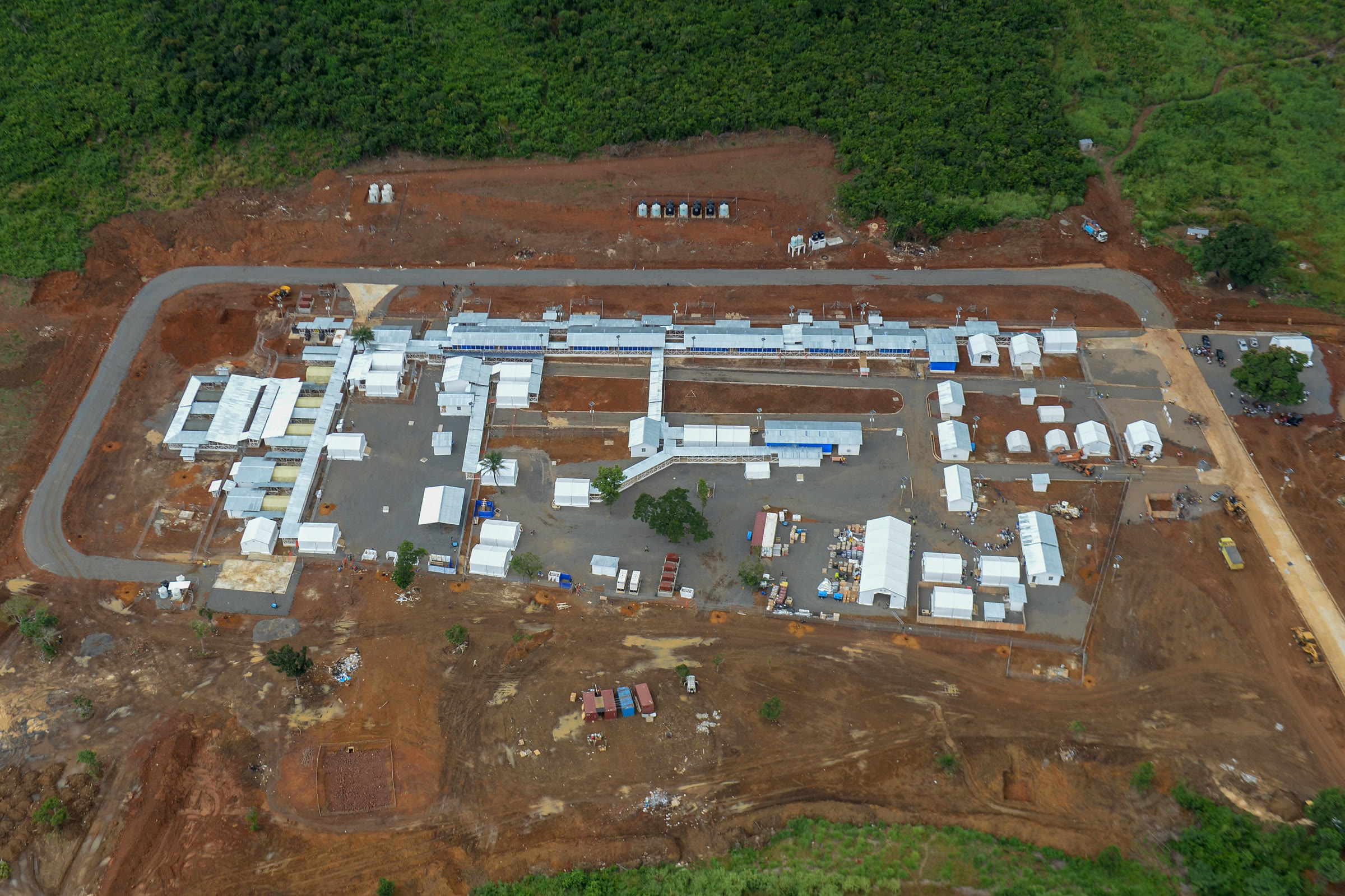Sierra Leone'de kurulan bir Ebola tedavi merkezi (arşiv)