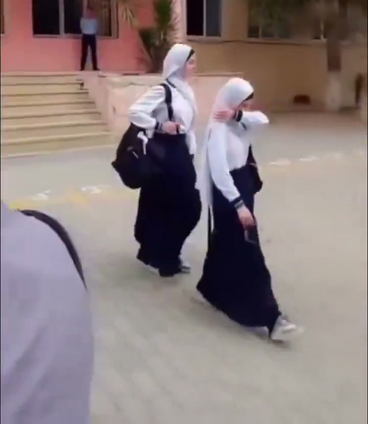 طالبات يغادرن ساحة المدرسة