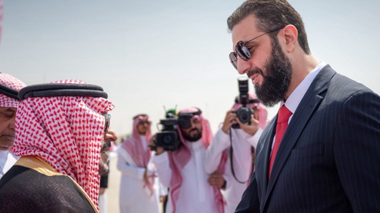 أحمد الشرع لدى وصوله إلى الرياض
