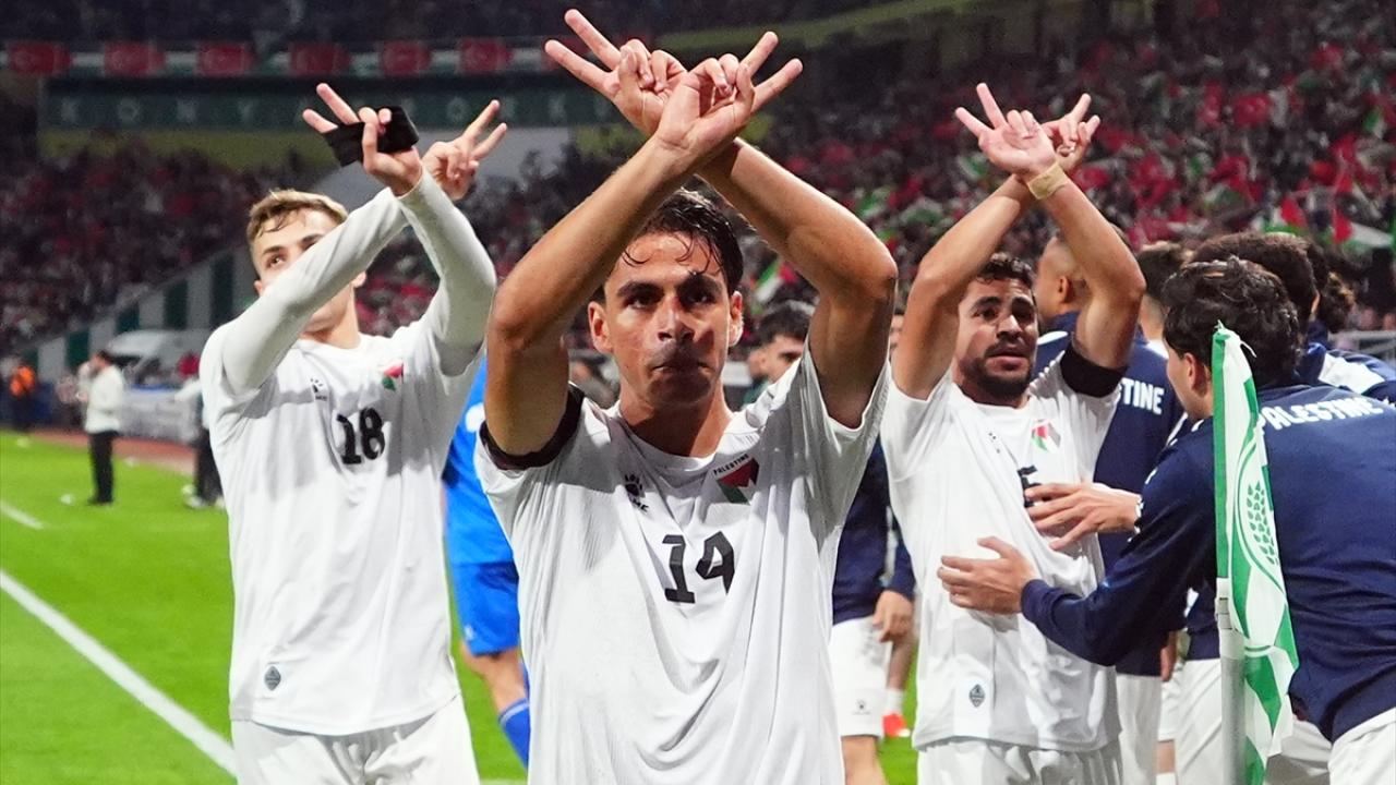 لاعبو منتخب فلسطين يحتفلون بهدف