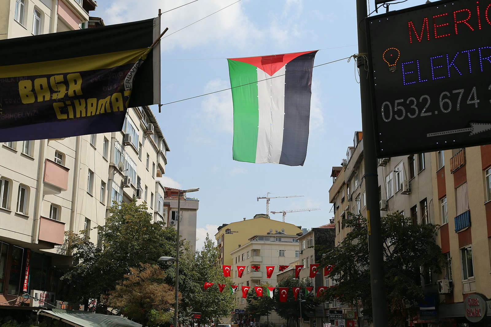 علم فلسطين مرفوع في أحد شوارع إسطنبول (أرشيف)