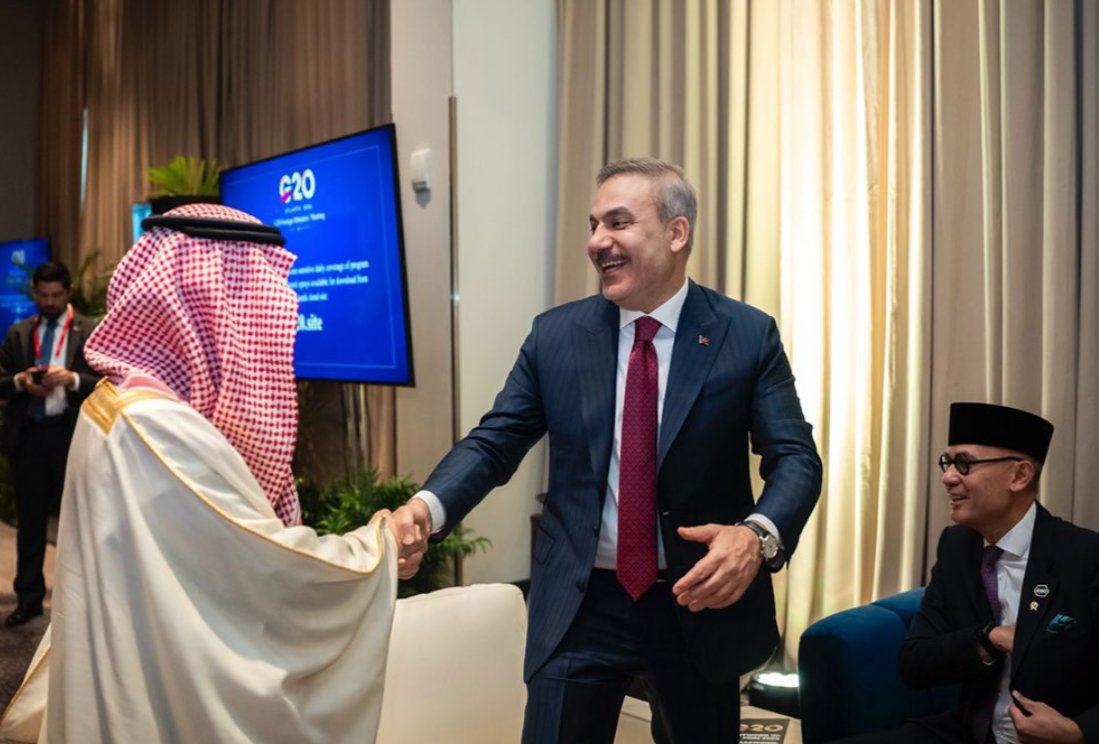 فيدان وفيصل بن فرحان يتصافحان على هامش اجتماع مجموعة العشرين