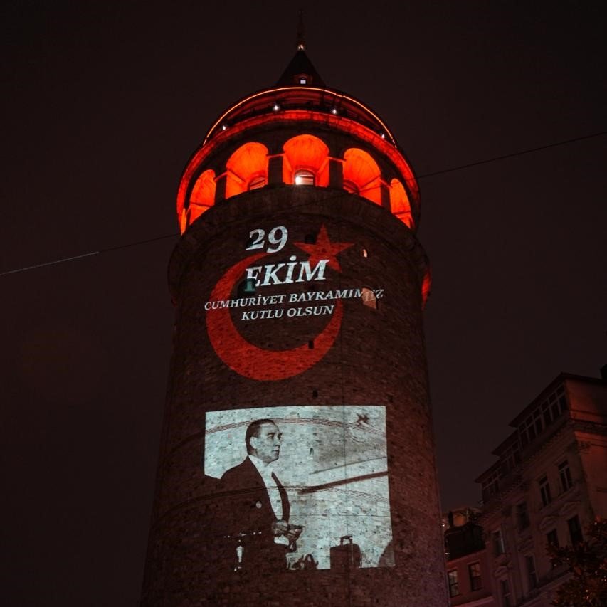 Galata Kulesi 29 Ekim akşamında kırmızı renkte aydınlatıldı