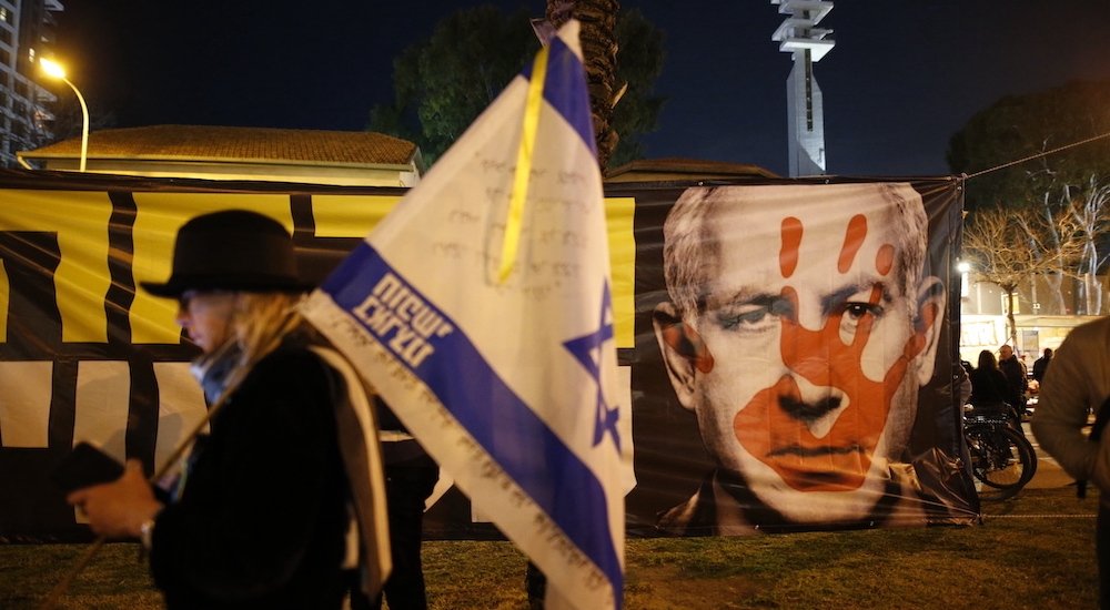 Плакат на акции протеста против Нетаньяху в Израиле (архив)