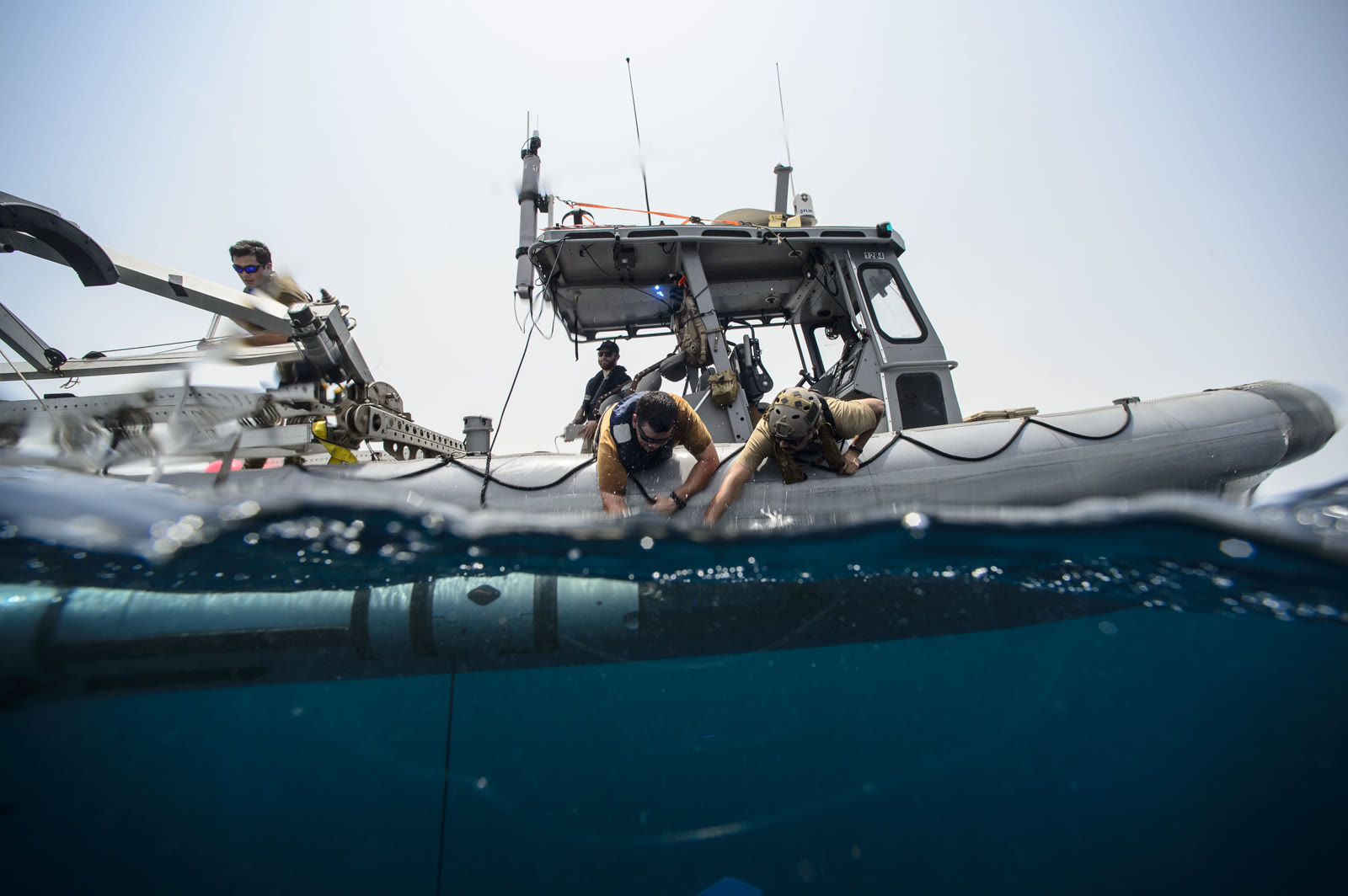 ВМС США спускают на воду аппарат Kingfish (REMUS 600) в Красном море (архив, 2015)