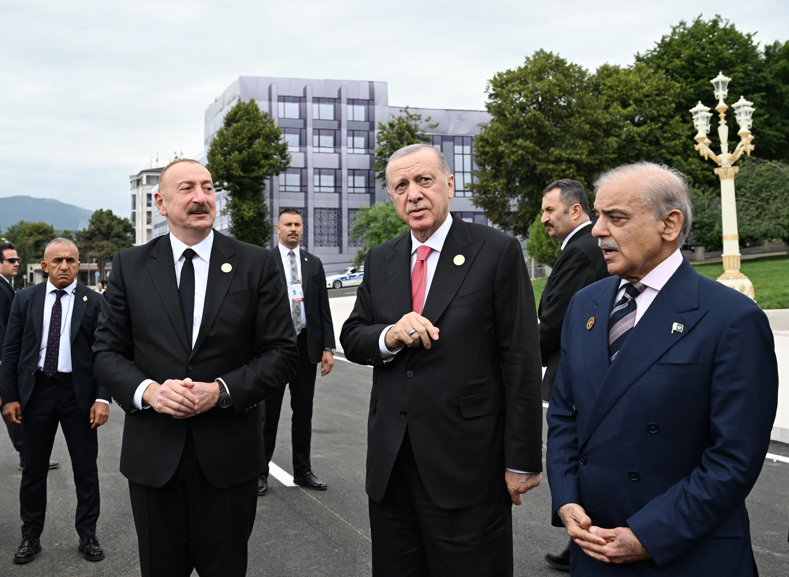 أردوغان وشريف وعلييف خلال قمة منظمة التعاون الاقتصادي في يوليو 2025