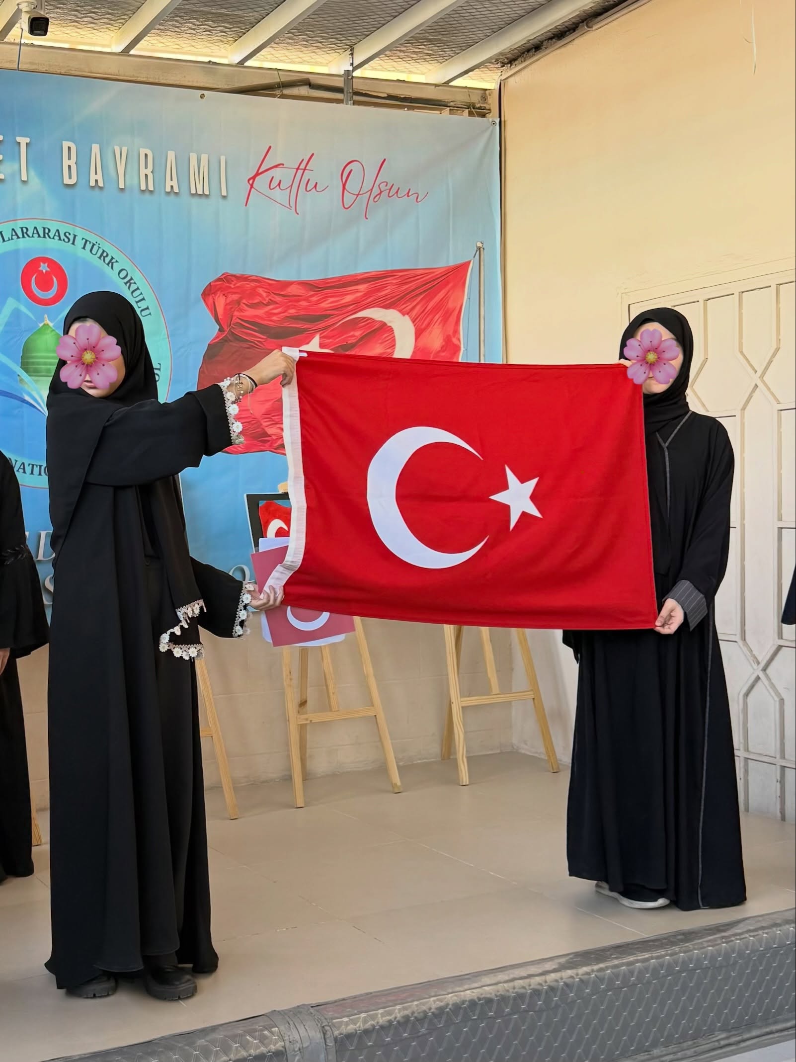 Medine Türk Okulu öğrencileri Cumhuriyet Bayramı kutlamasında Türk bayrağıyla