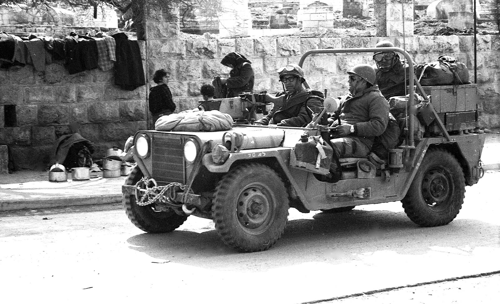 İsrail askerleri Nablus'ta devriye görevinde (arşiv)
