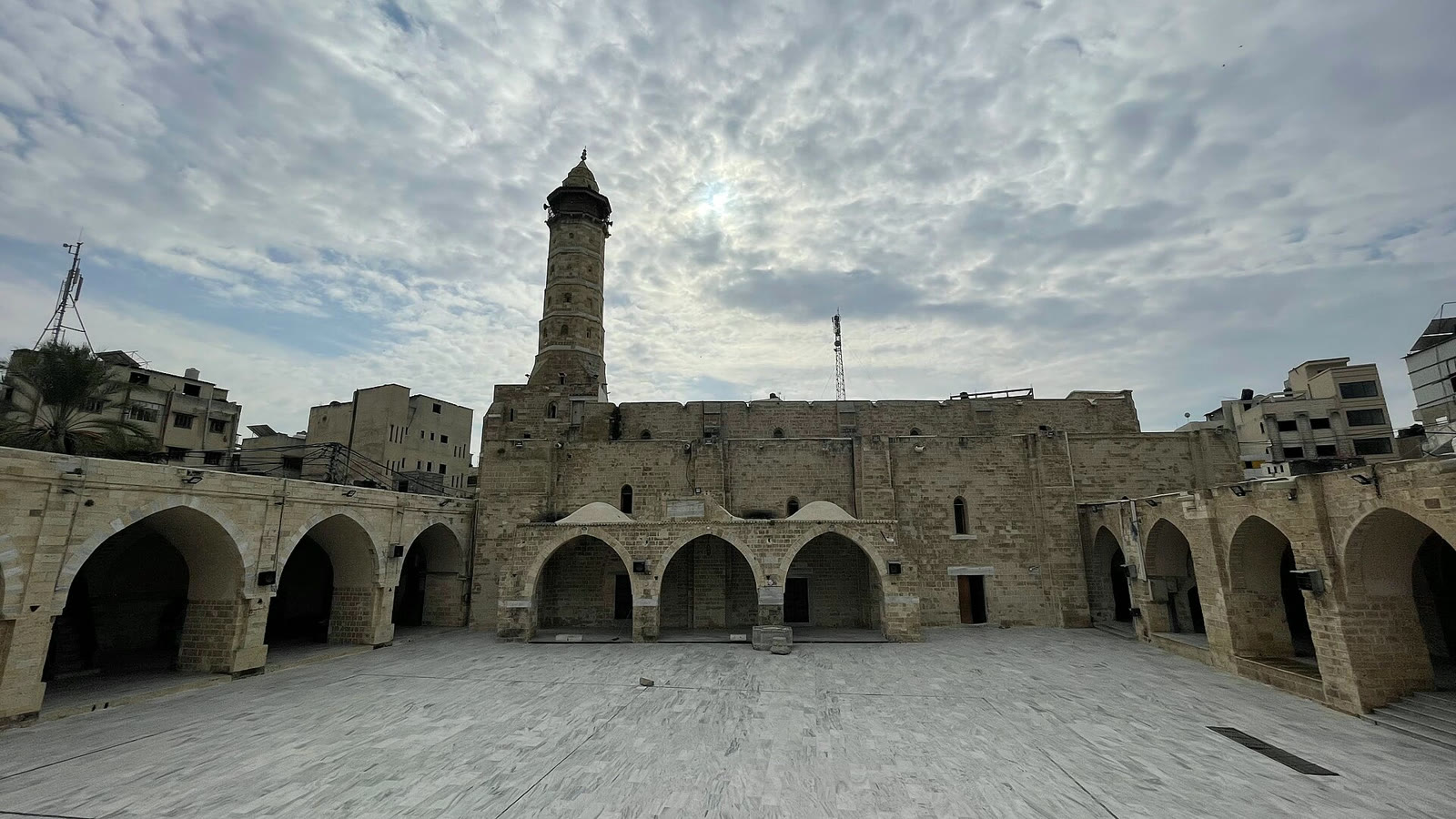 Gazze'de tarihi bir caminin avlusu (savaş öncesi, arşiv)