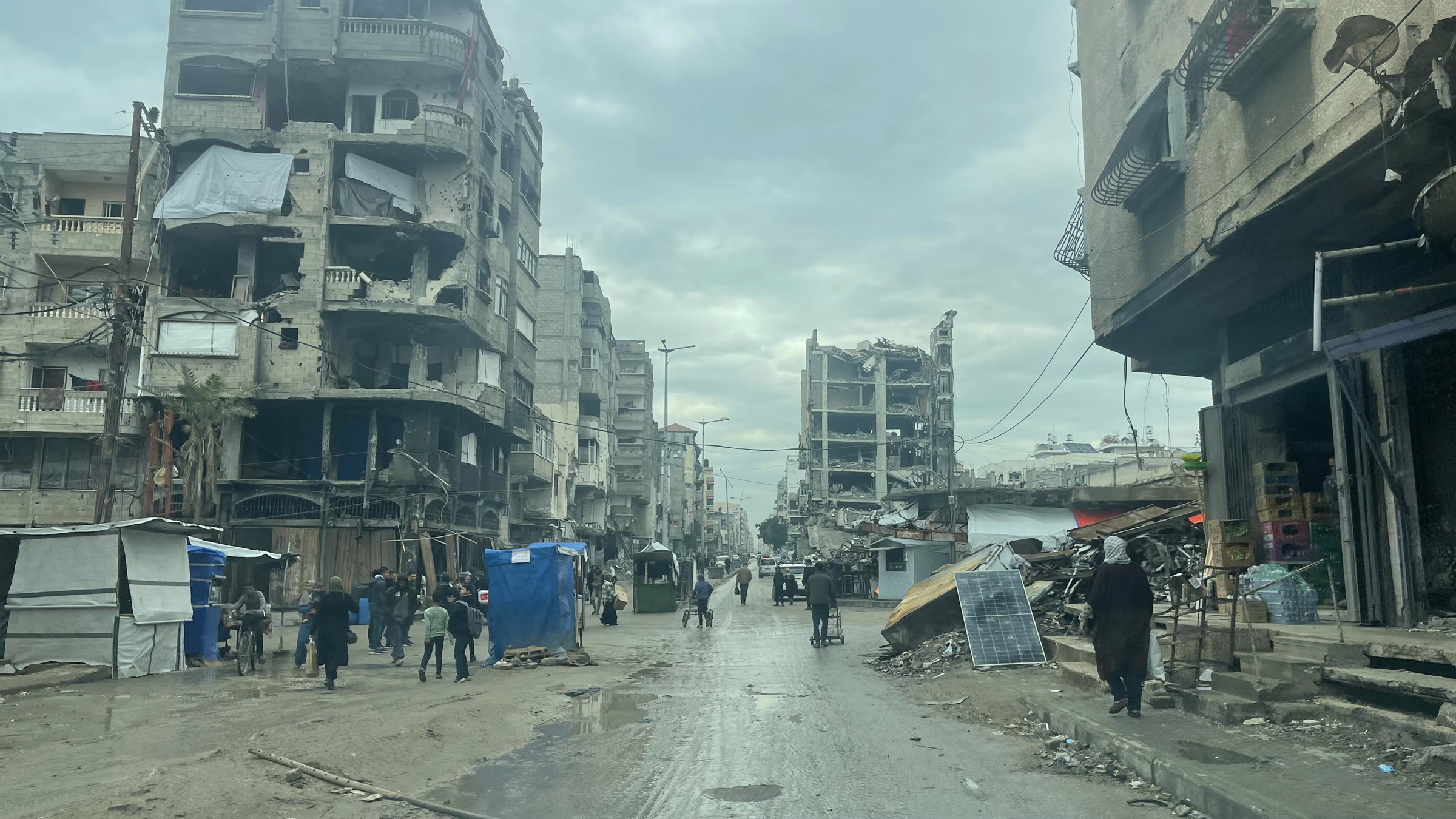 Gazze'de savaşta yıkılan binalar arasındaki bir cadde (arşiv)