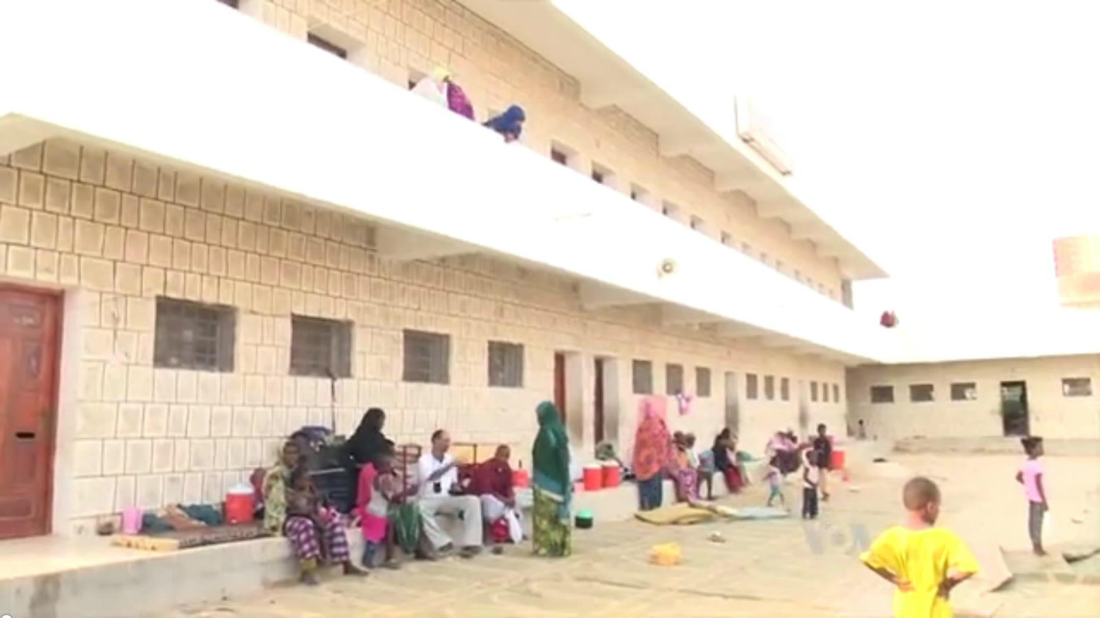 أسر نازحة لجأت إلى مبنى جامعي مهجور في اليمن (أرشيف)