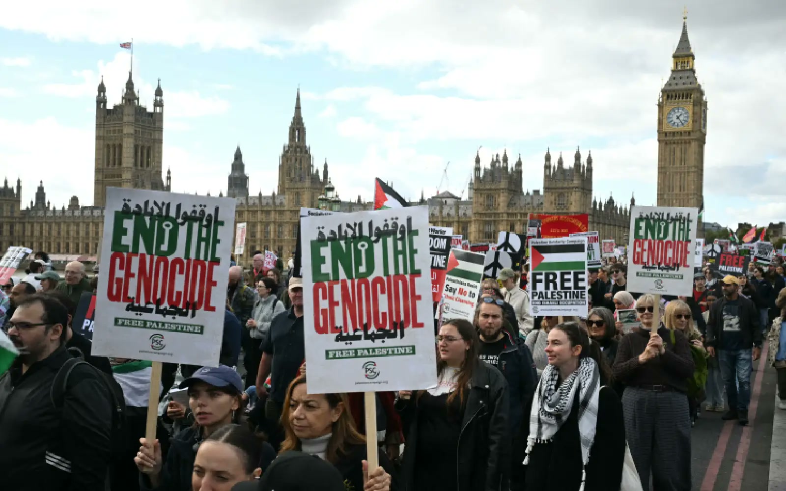 مسيرة داعمة لفلسطين تمر قرب مبنى البرلمان في لندن (10 أكتوبر)
