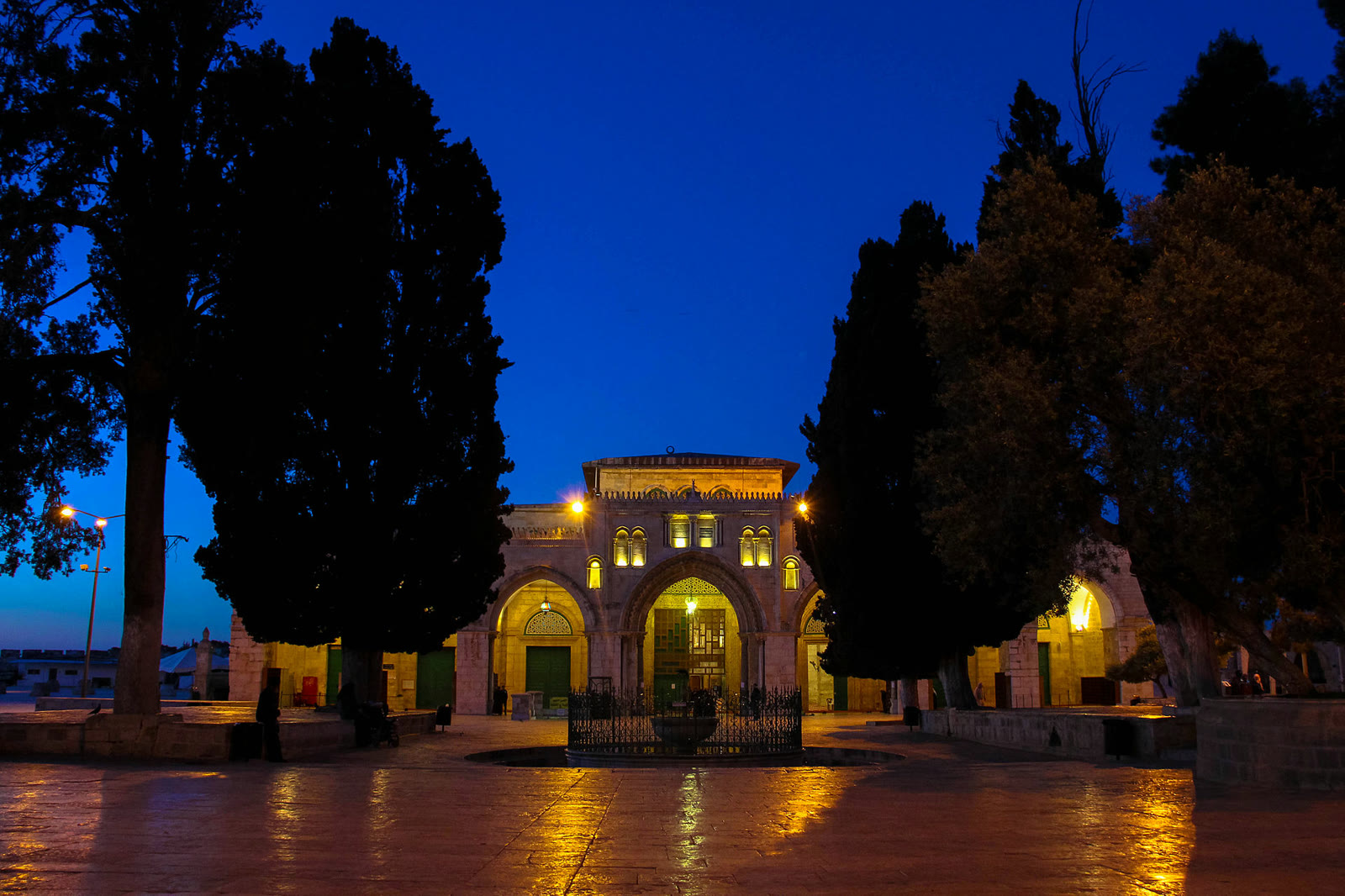 الجامع القبلي في المسجد الأقصى فجرا (أرشيف)