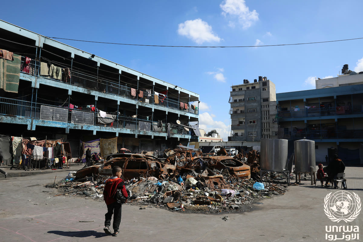 Gazze'nin kuzeyindeki Beyt Lahiya'da yıkılan UNRWA okulu (arşiv)