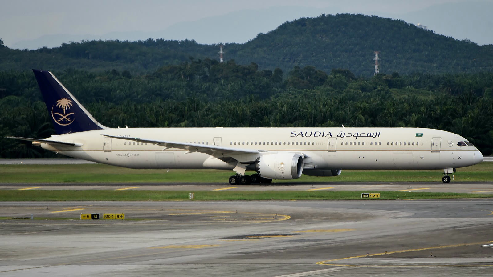 Suudi Arabistan Havayolları'na ait bir Boeing 787 (arşiv)