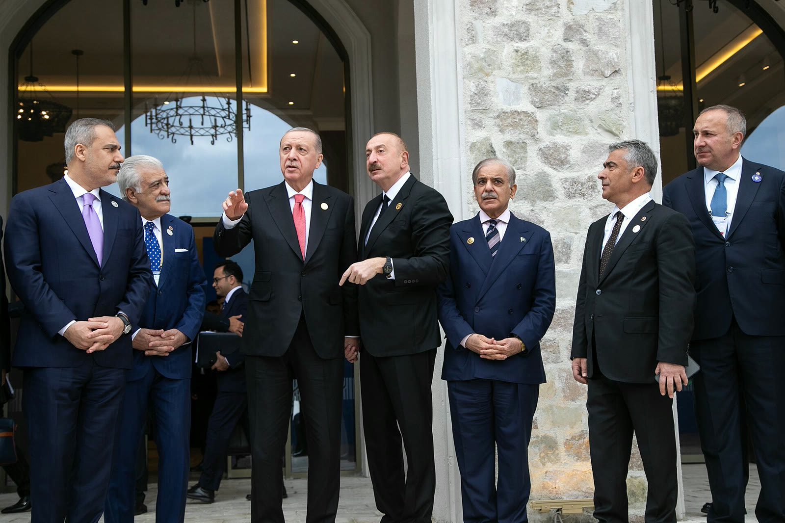 الرئيس أردوغان ورئيس الوزراء الباكستاني شهباز شريف في قمة منظمة التعاون الاقتصادي في خانكندي (يوليو 2025)