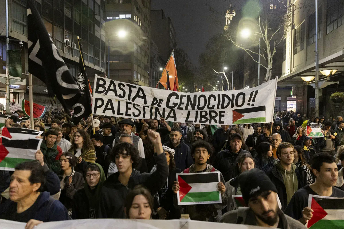 لافتة «أوقفوا الإبادة! فلسطين حرة» في مسيرة مونتيفيديو