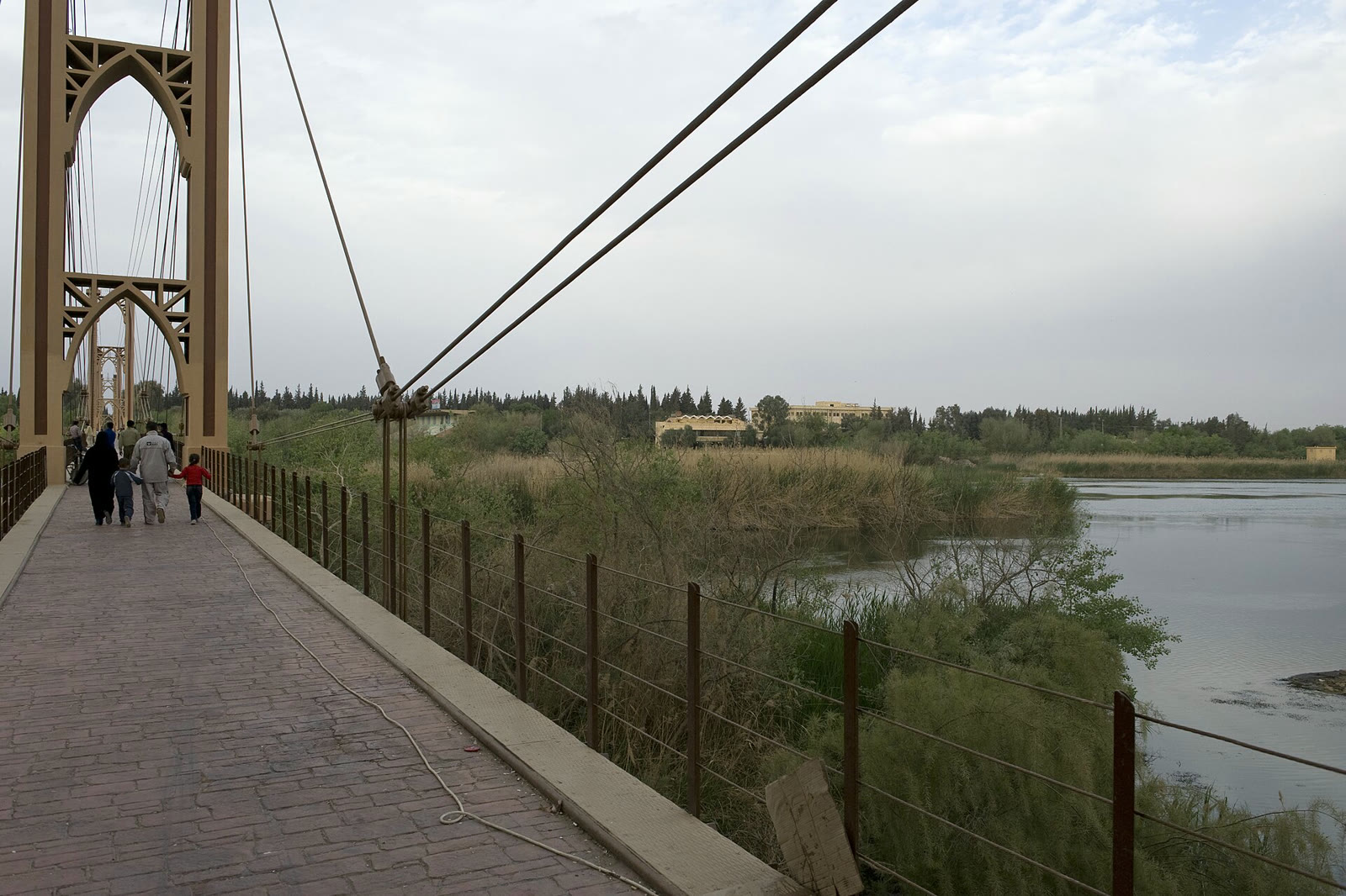 الجسر المعلق فوق نهر الفرات في دير الزور (أرشيف)