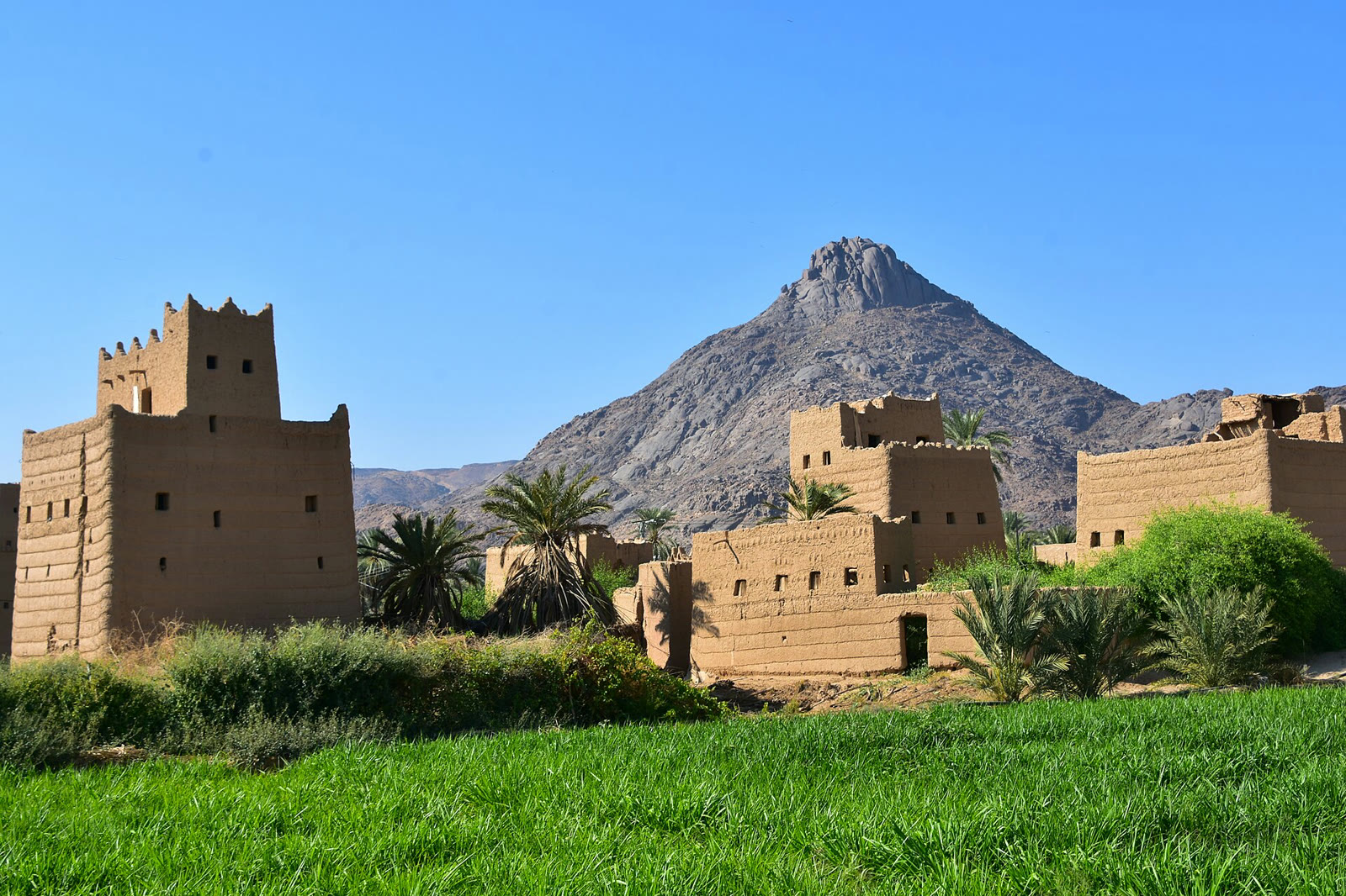 مبانٍ تقليدية من الطوب اللبن في مدينة نجران السعودية (أرشيف)