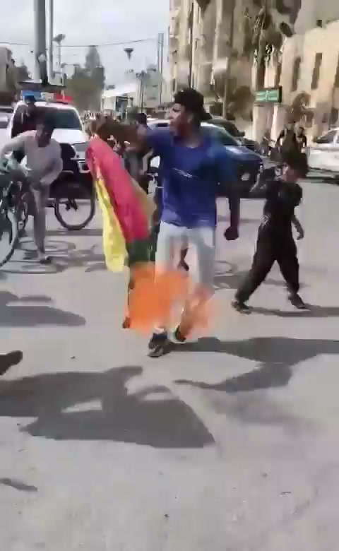 أعلام أُنزلت ملقاة على الأرض