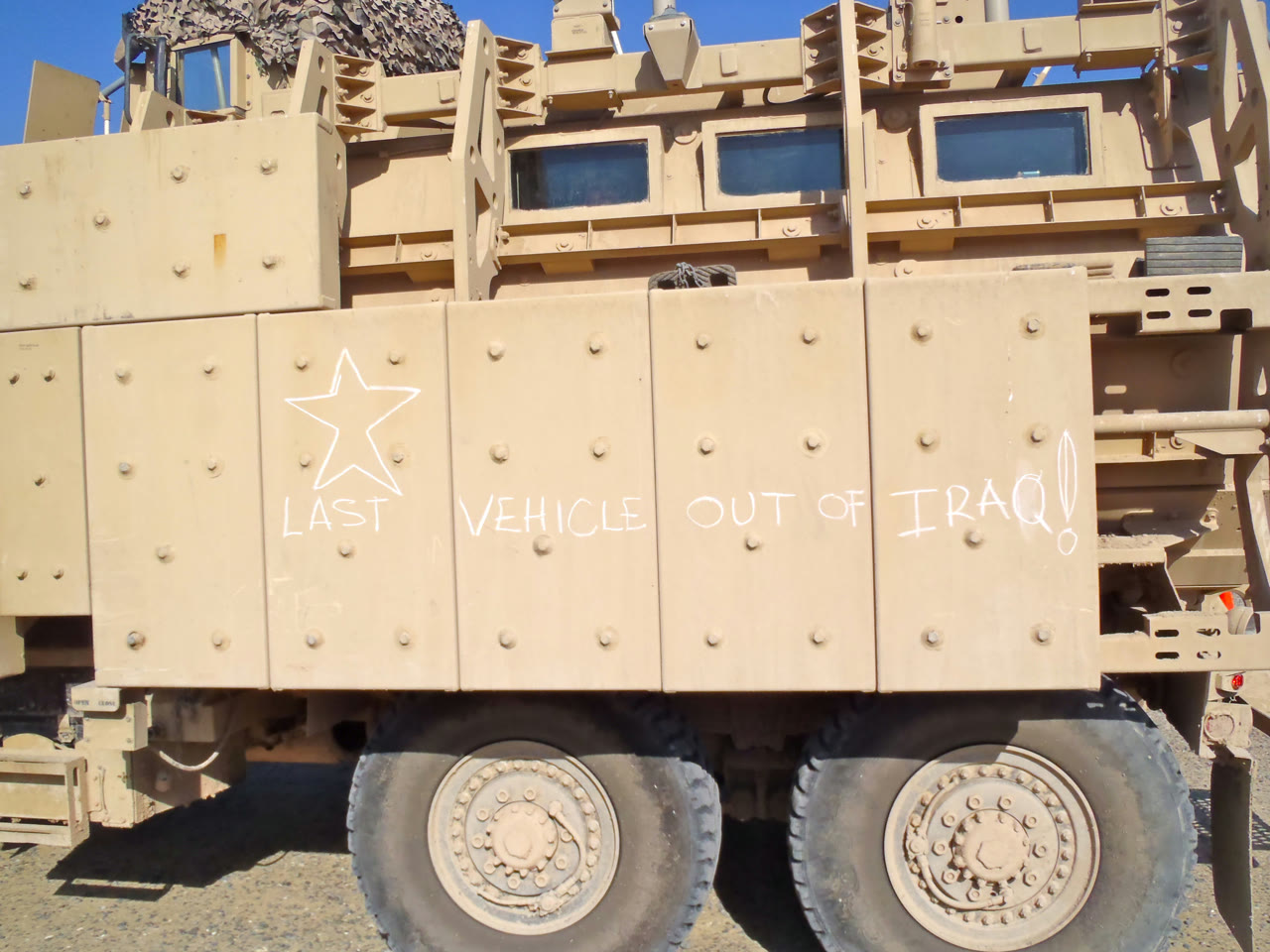 Armored vehicle in the last convoy of the U.S. Army to leave Iraq in 2011 (archive)