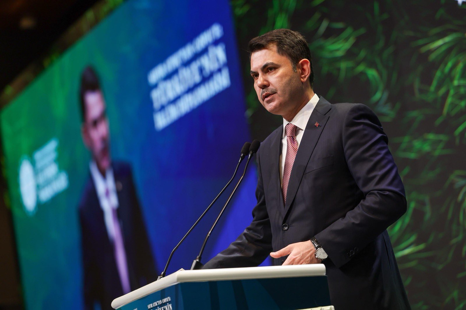 وزير البيئة التركي ورئيس مؤتمر COP31 مراد قوروم خلال الندوة