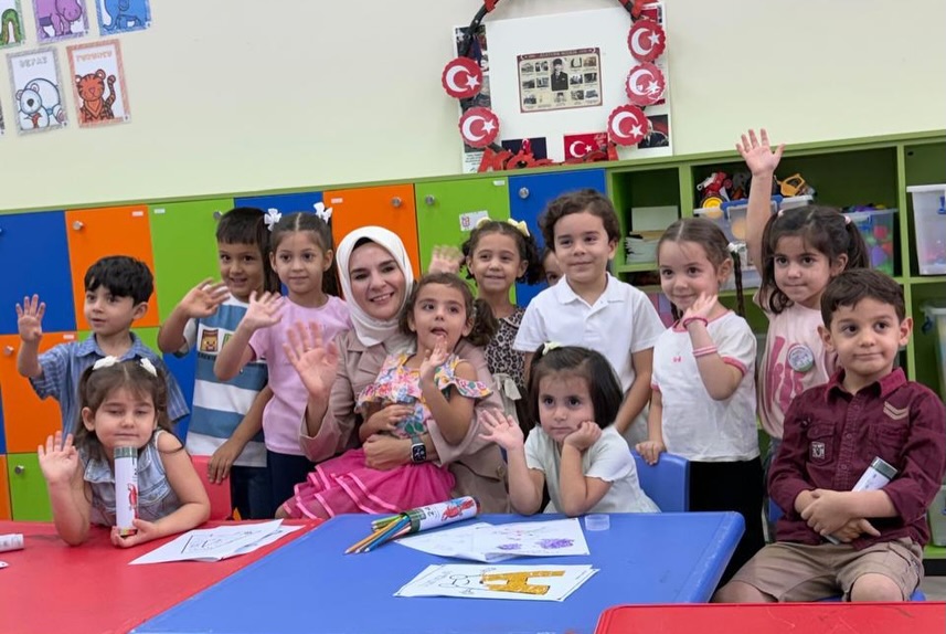 الوزيرة غوكطاش تزور أحد صفوف المدرسة التركية في الرياض