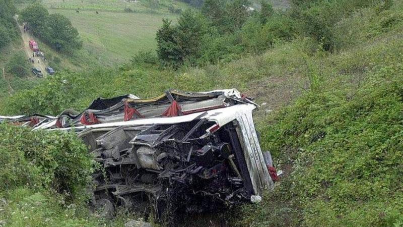 حافلة ركاب منقلبة إثر حادث